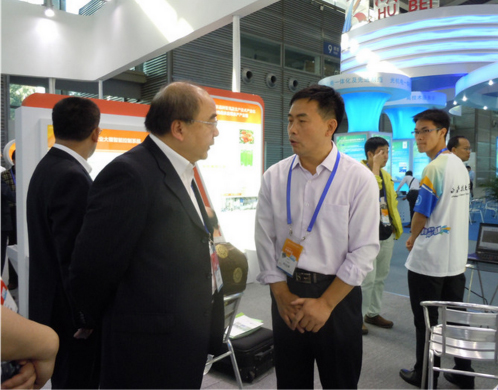 第16届深圳“高交会”上四川科技厅厅长刘东（左一）参观我公司科技成果展示